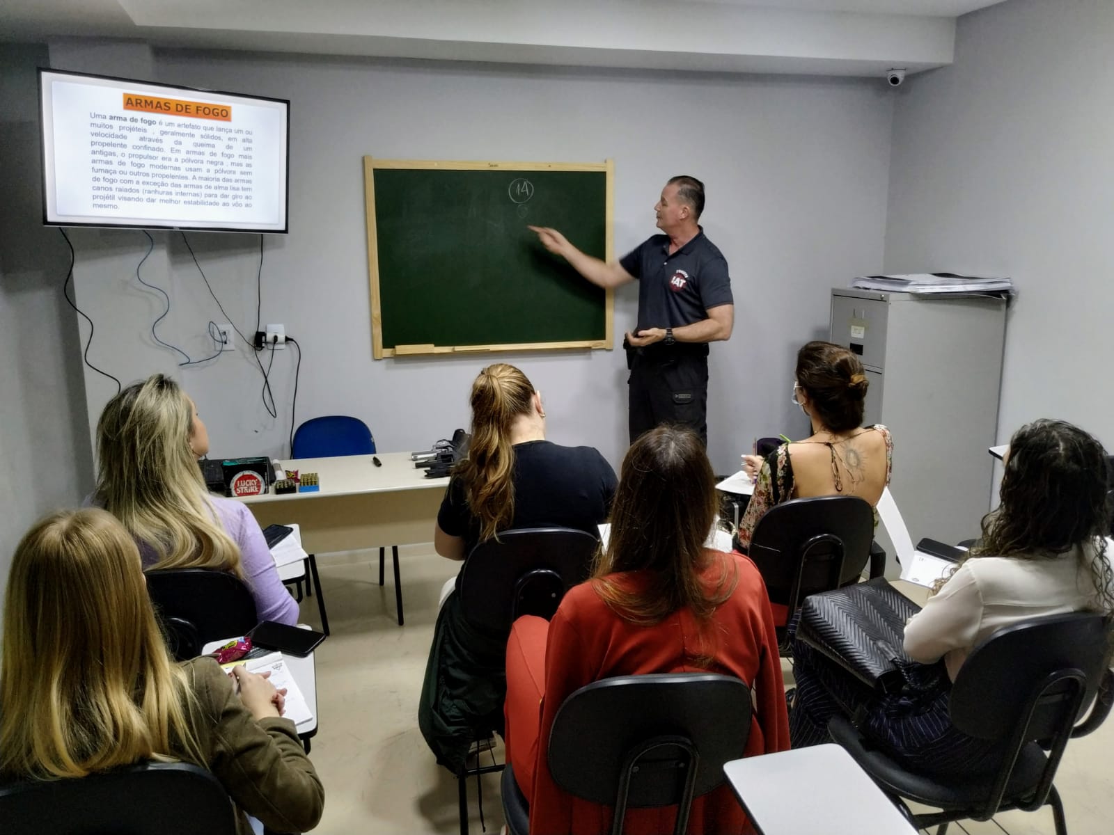 Advogadas assistem a aula teórica de armamento e tiro